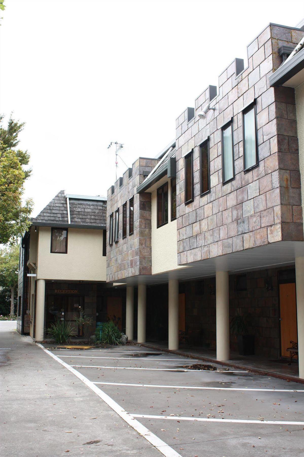 Fitzherbert Castle Motel Palmerston North Exterior photo